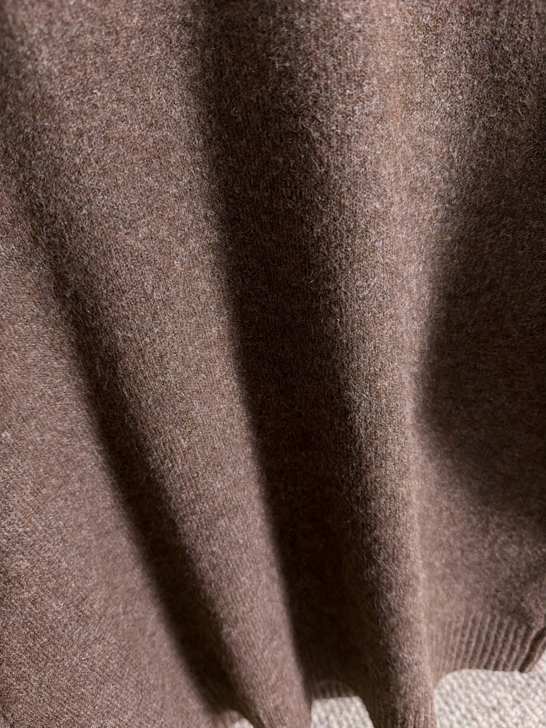 Next day shipping P195 Hermès 2026 Autumn and Winter latest sweater from the official website, now on sale at the counter simultaneously Hot Sale! Specially made of wool blended fabric. It feels comfortable and can be directly in contact with the skin. The logo badge is exquisitely embroidered, which is extremely eye-catching! The details highlight the fashionable charm of big brands. Exquisite workmanship. Three-dimensional cutting style. The wearing effect is invincible and handsome! All three standards are complete! Sizes:M-3XL